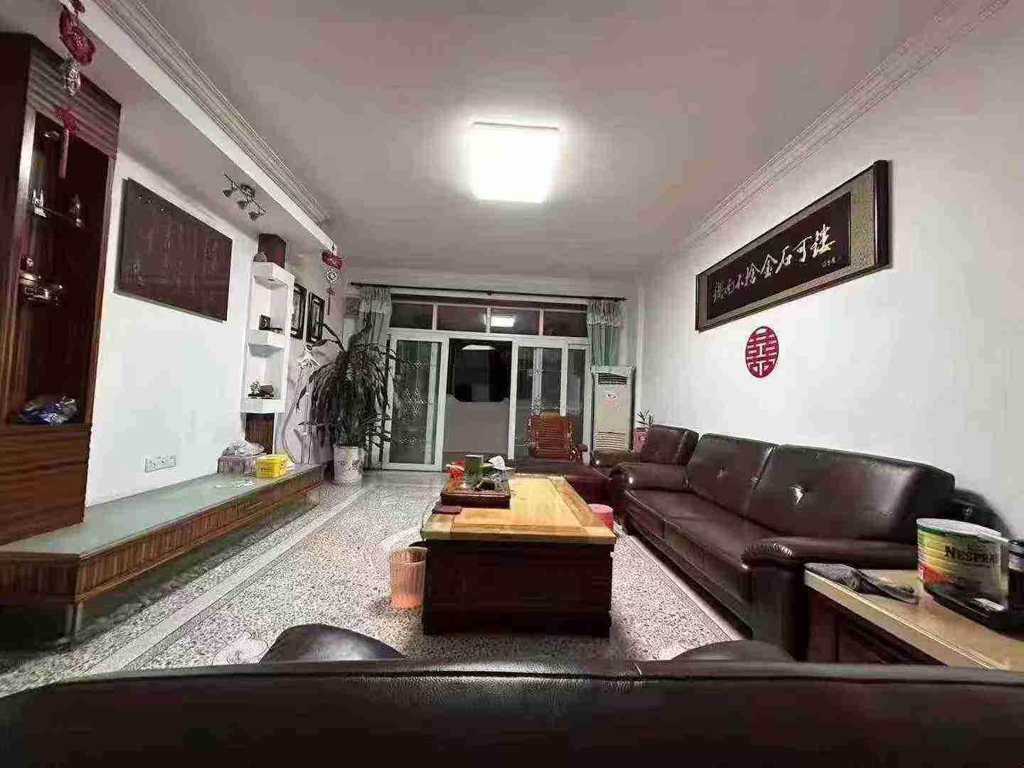 华侨城科技路宝华派出所附近新城小学旁 恒业花园 准电梯7楼 4房2厅2卫双阳台 约140平 东南向 送杂间 一口价46.8万（含电梯费）  加装电梯公示己过