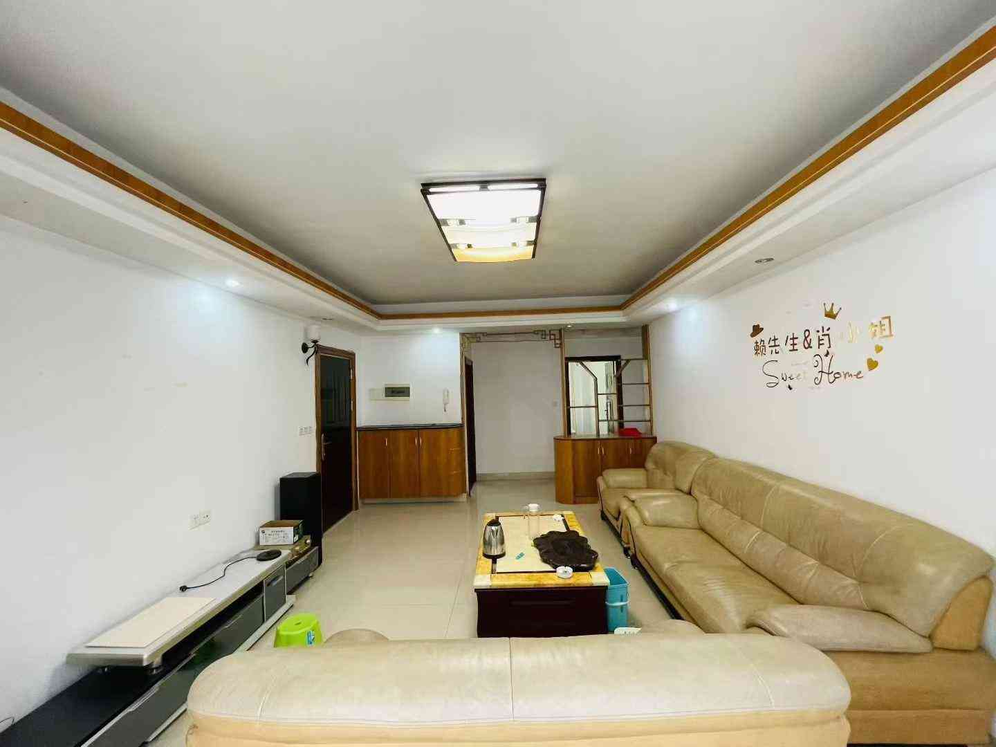 出租房梅园新村交通幼儿园附近 步梯中层 4房2厅2卫 按现状出租 月租1200元 押二付一 一年起租 看房方便