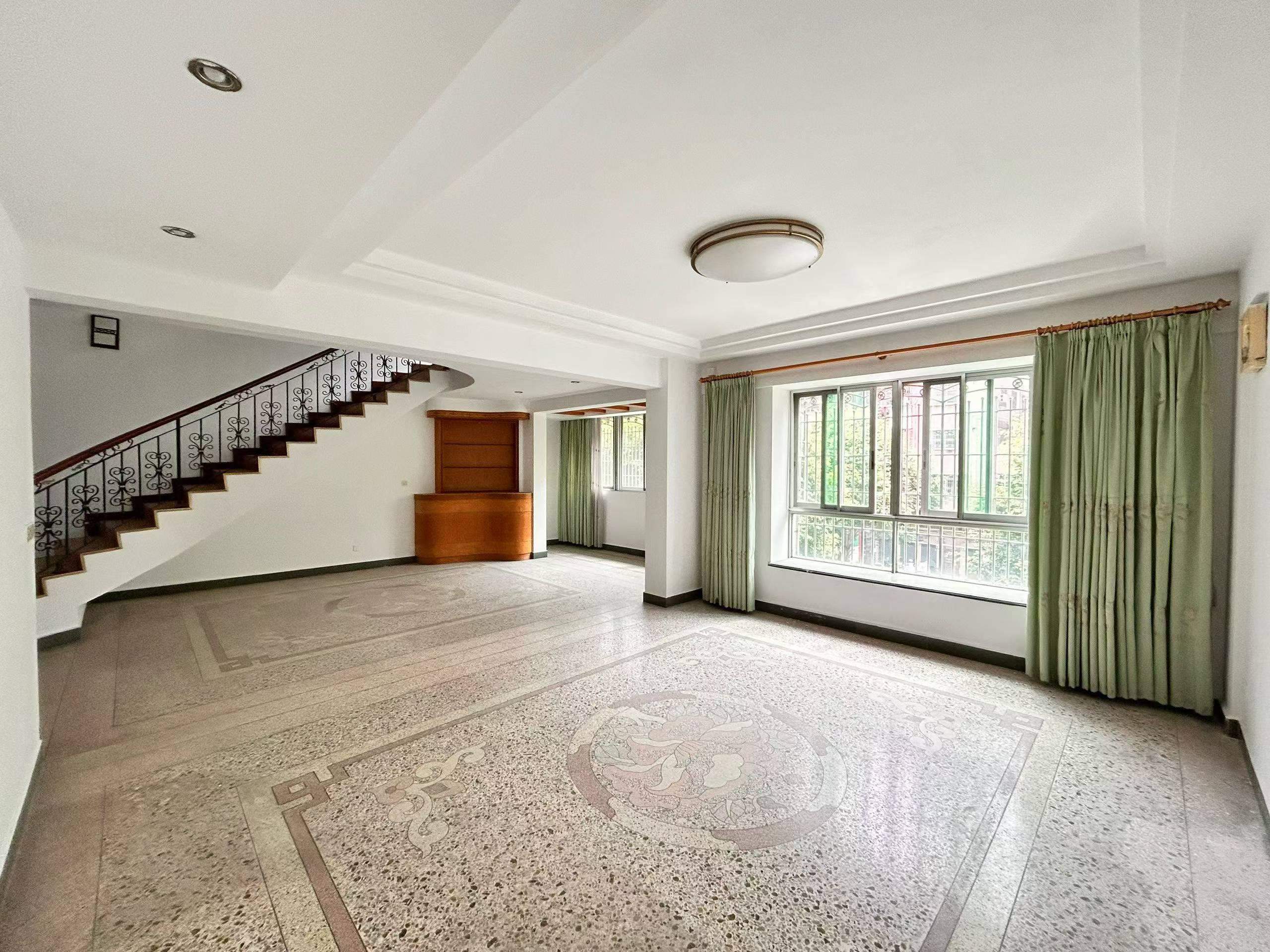 强民花园电梯3楼复试7房3卫.多卧室设计 悬挂式吊灯.超大客厅+超大主人房+挑高空间 采光通透 视野开阔.押一付一 半年起租2000/月.密码看房